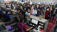 Calon penumpang antre untuk melapor diri (check in) di Bandara Kualanamu, Deli Serdang, Sumatera Utara, Minggu (8/5/2022). ANTARA FOTO/Fransisco Carolio.