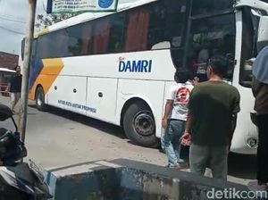 Snapshots: Sempitnya Lokasi Tempat Bus Nyasar ke Tanggul Sungai Brebes
