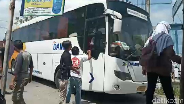 Bus Damri nyasar ke Sungai Pemali Brebes lewat jalan sempit, Minggu (8/5/2022).