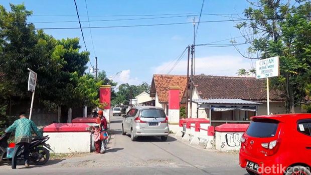 Bus Damri nyasar ke Sungai Pemali Brebes lewat jalan sempit, Minggu (8/5/2022).