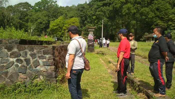 Camat Banjar bersama pihak pemerintah Desa Munduk saat mengecek ke Pura Gubug usai heboh aksi vandalisme beberapa waktu lalu.