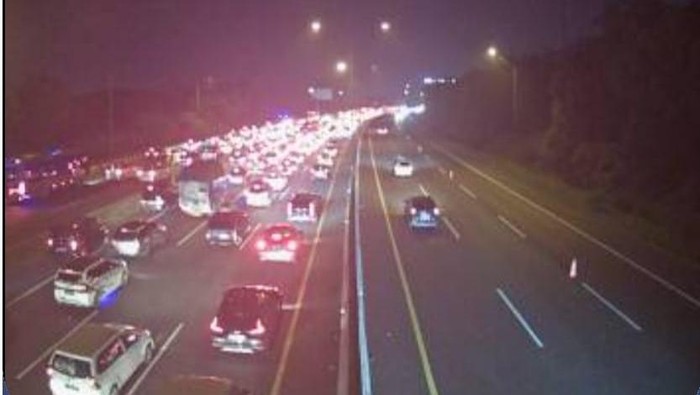 CCTV Jasa Marga Tol Japek Km 66, 8 Mei pukul 18.29 WIB