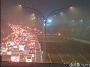 Titik-titik Kepadatan One Way di Tol Japek Arah Jakarta Malam Ini
