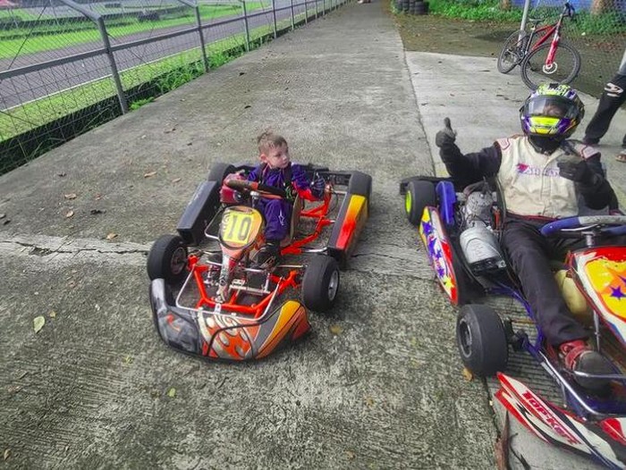 Anak Celine dan Stefan William latihan gokart.