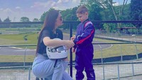 Celine Evangelista mendampingi Lucio latihan gokart. Foto: dok. Instagram Celine Evangelista