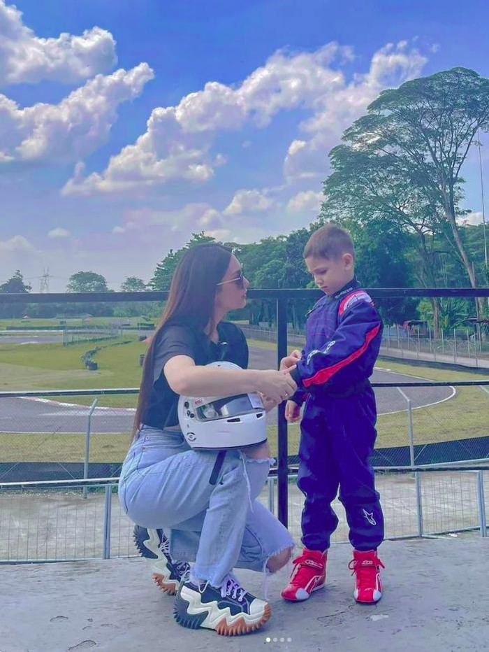 Celine Evangelista Anak Celine dan Stefan William latihan gokart.