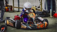 Lucio putra sulung Celine dan Stefan William menaiki gokart miliknya dan siap balapan di sirkuit. Foto: dok. Instagram Celine Evangelista