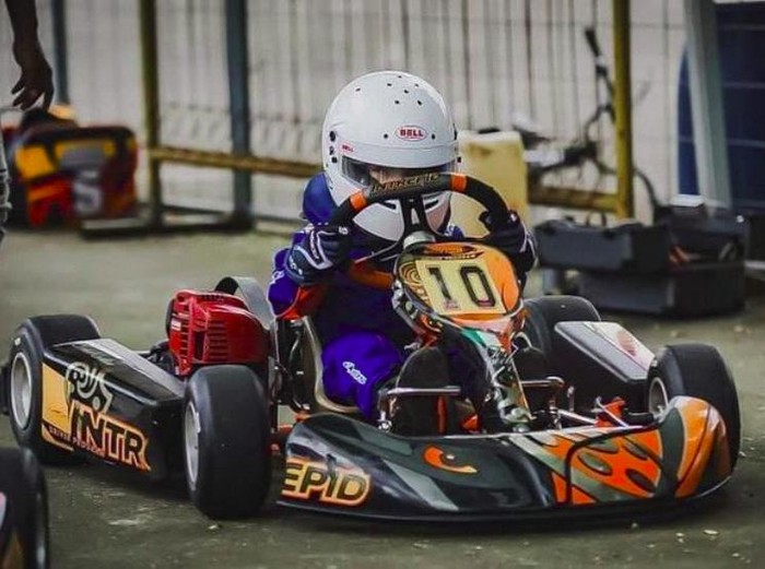 Celine Evangelista Anak Celine dan Stefan William latihan gokart.