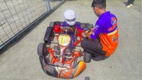 Saat bermain gokart, Cio juga didampingi oleh mereka yang sudah terlaltih dan profesional. Foto: dok. Instagram Celine Evangelista