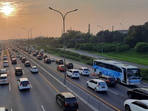 Titik Kepadatan Tol Jakarta-Cikampek Sore Ini, Termasuk di Km 30 dan Km 54