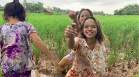 Tak puas nyebur ke sungai kecil, si kembar yang berdomisili di Australia itu juga ngobak ke sawah dan lagi-lagi berhasil mendapat tutut sawah. Foto: dok. YouTube Connell Twins