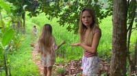 Nostalgia masa kecil, The Connell Twins bermain ke sawah untuk mencari tutut sawah. Foto: dok. YouTube Connell Twins