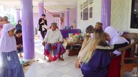 Momen Christina dan Carlina OConnell sungkem meminta maaf kepada Abah dan Nenek. Foto: dok. YouTube Connell Twins