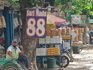 Pedagang Pusat Oleh-oleh Pantura Kota Probolinggo Ngenes, Pembeli Sepi