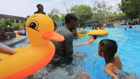 Objek wisata air yang menawarkan wahana pemandian tersebut ramai dikunjungi wisatawan dari berbagai daerah saat libur lebaran. ANTARA FOTO/Syifa Yulinnas.