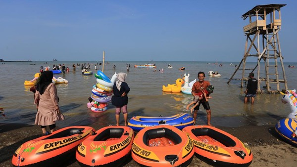 Kawasan wisata Pantai Karangsong, Indramayu, Jawa Barat, juga tampak ramai dikunjungi para wisatawan di hari terakhir libur lebaran, Minggu (8/5/2022). ANTARA FOTO/Dedhez Anggara.