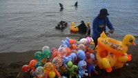 Selain Pantai Karangsong, Pantai Tanjung Bayang di Makassar juga turut jadi salah satu destinasi wisata pilihan masyarakat untuk mengisi waktu saat libur lebaran. Pantai tersebut menjadi salah satu destinasi yang ramai dikunjungi warga untuk menghabiskan waktu libur Lebaran bersama keluarga. ANTARA FOTO/Abriawan Abhe.  