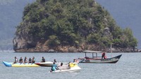 Di sana, wisatawan dapat berenang serta menaiki perahu sembari menikmati pemandangan alam pantai Mutiara. ANTARA FOTO/Prasetia Fauzani.