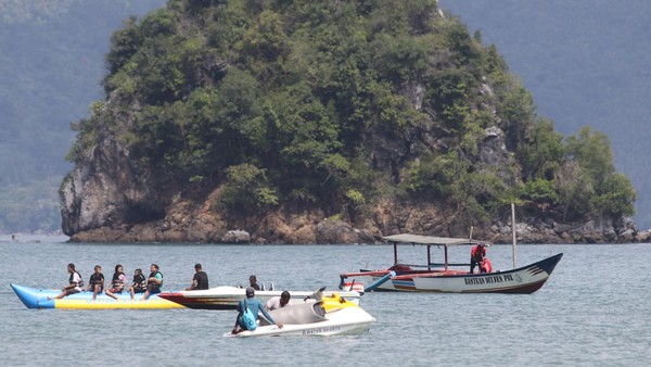 Di sana, wisatawan dapat berenang serta menaiki perahu sembari menikmati pemandangan alam pantai Mutiara. ANTARA FOTO/Prasetia Fauzani.