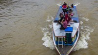 Sementara di Kalimantan Selatan, wisatawan ramai-ramai menaiki kelotok (perahu mesin) untuk menyusuri Sungai Martapura, Banjarmasin, Kalimantan Selatan, Minggu (8/5/2022). ANTARA FOTO/Bayu Pratama S.  