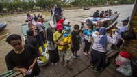 Wisata susur sungai Martapura tersebut menjadi salah satu wisata andalan Kalimantan Selatan yang ramai dikunjungi wisatawan terutama pada waktu libur Lebaran 2022. ANTARA FOTO/Bayu Pratama S.