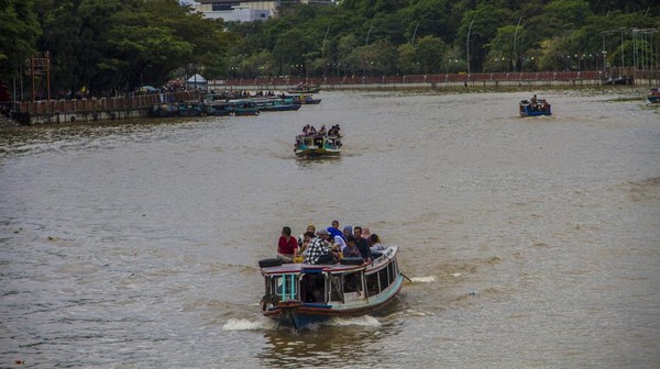 Sejumlah wisatawan menaiki kelotok (perahu mesin) saat berwisata di Sungai Martapura, Banjarmasin, Kalimantan Selatan, Minggu (8/5/2022). ANTARA FOTO/Bayu Pratama S.