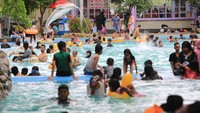 Sejumlah pengunjung berenang di kawasan objek wisata pemandian wahana impian kuta malaka, Aceh Besar, Aceh, Minggu (8/5/2022). ANTARA FOTO/Syifa Yulinnas.