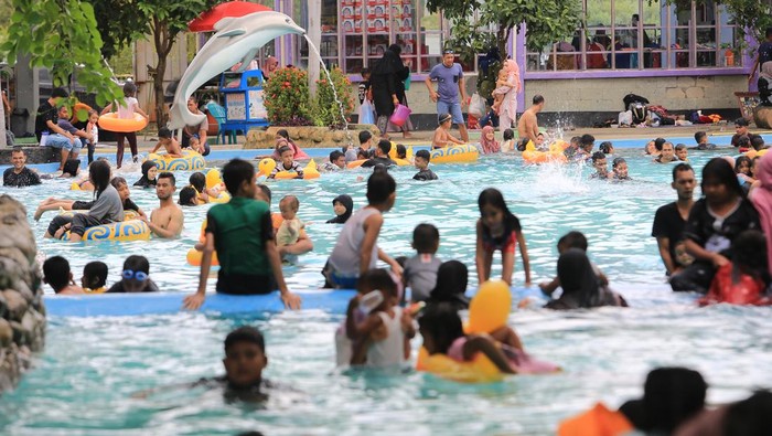Deretan Objek Wisata Ini Jadi Tujuan Wisatawan Saat Libur Lebaran Sejumlah objek wisata di Indonesia ramai dikunjungi wisatawan saat libur lebaran. Kegiatan yang dilakukan pun beragam, mulai berenang hingga susur sungai.