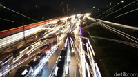 Kemacetan diketahui terjadi akibat meningkatnya volume kendaraan yang hendak melintas di ruas tol tersebut.