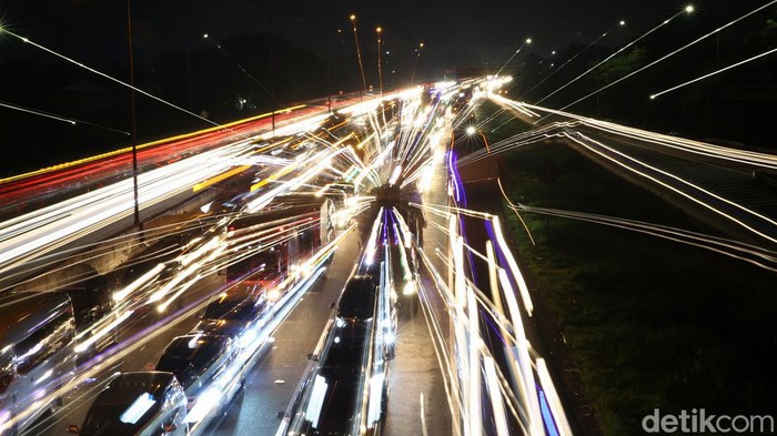 Kemacetan terlihat di Km 54 Tol Jakarta-Cikampek, Jawa Barat. Kepadatan terjadi imbas meningkatnya volume kendaraan di puncak arus balik lebaran 2022.