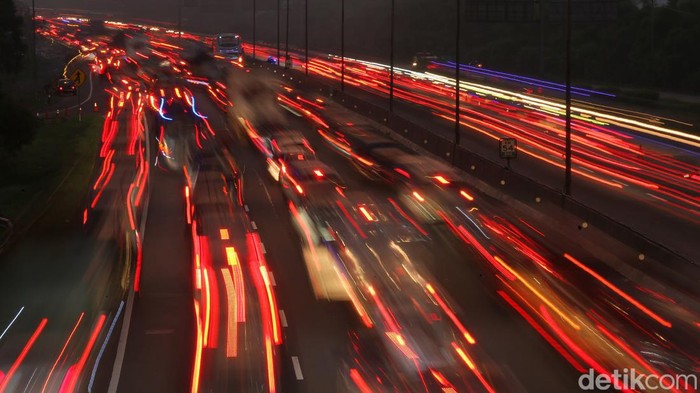 Kemacetan terlihat di Km 54 Tol Jakarta-Cikampek, Jawa Barat. Kepadatan terjadi imbas meningkatnya volume kendaraan di puncak arus balik lebaran 2022.