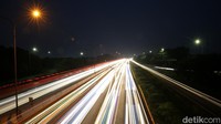 Kepadatan kendaraan pun terlihat di ruas tol Jakarta-Cikampek dari sore hingga malam ini.