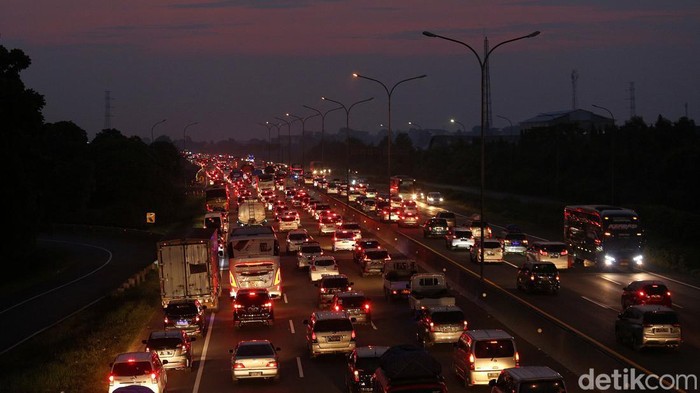 Kemacetan terlihat di Km 54 Tol Jakarta-Cikampek, Jawa Barat. Kepadatan terjadi imbas meningkatnya volume kendaraan di puncak arus balik lebaran 2022.