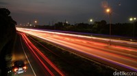 Penampakan ruas Tol Jakarta-Cikampek yang dipotret dengan menggunakan teknik slow speed (speed rendah) dan zoom out lensa saat kemacetan terjadi di Km 54 Tol Jakarta-Cikampek, Jawa Barat, Minggu (8/5/2022).