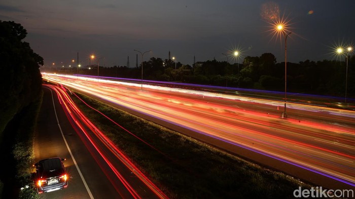 Kemacetan terlihat di Km 54 Tol Jakarta-Cikampek, Jawa Barat. Kepadatan terjadi imbas meningkatnya volume kendaraan di puncak arus balik lebaran 2022.