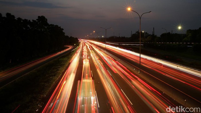 Kemacetan terlihat di Km 54 Tol Jakarta-Cikampek, Jawa Barat. Kepadatan terjadi imbas meningkatnya volume kendaraan di puncak arus balik lebaran 2022.