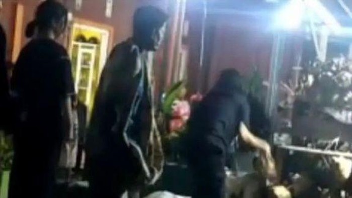 Dua remaja wanita di Kabupaten Bone mengamuk dan mengubrak-abrik dagangan keluarganya viral di media sosial.