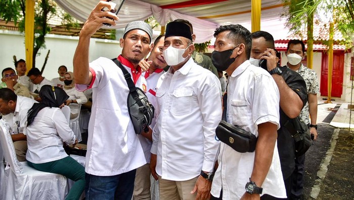 Edy Rahmayadi saat diminta selfie oleh warga di acara Gerindra Sumut