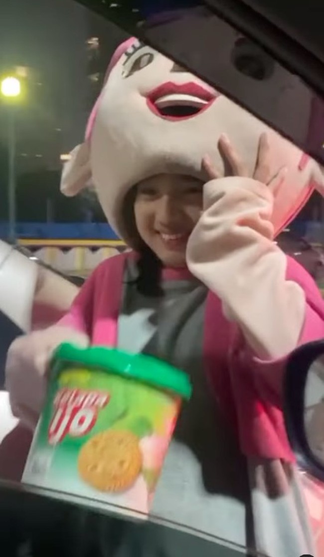 Pengamen badut cilik yang diketahui bernama Elin viral setelah videonya sedang mengamen diunggah seorang netizen ke akun TikTok. “Kamu cantik banget,” kata wanita yang merekam video viral itu.  Foto: Dok. TikTok