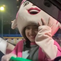 Pengamen badut cilik yang diketahui bernama Elin viral setelah videonya sedang mengamen diunggah seorang netizen ke akun TikTok. “Kamu cantik banget,” kata wanita yang merekam video viral itu.  Foto: Dok. TikTok