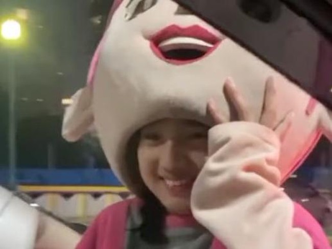 Elin, pengamen badut cilik yang viral berwajah cantik