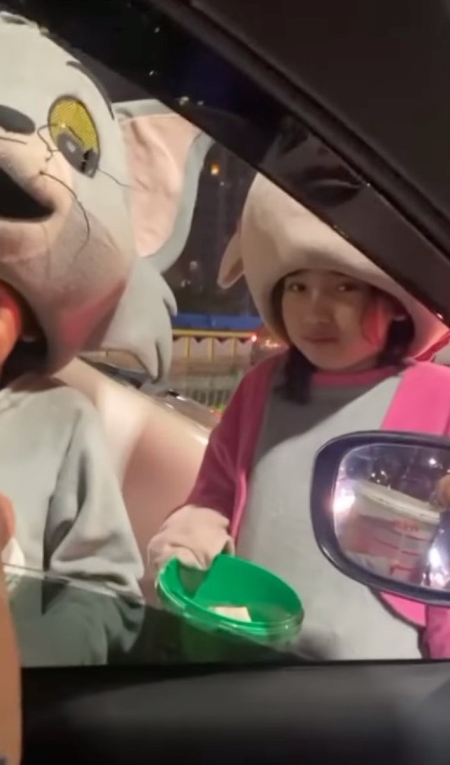 Mendapat pujian cantik, Elin sang pengamen badut cilik itu langsung tersenyum malu dan menutupi wajahnya kaleng kue tempatnya menyimpan uang. Foto: Dok. TikTok