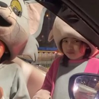 Mendapat pujian cantik, Elin sang pengamen badut cilik itu langsung tersenyum malu dan menutupi wajahnya kaleng kue tempatnya menyimpan uang. Foto: Dok. TikTok