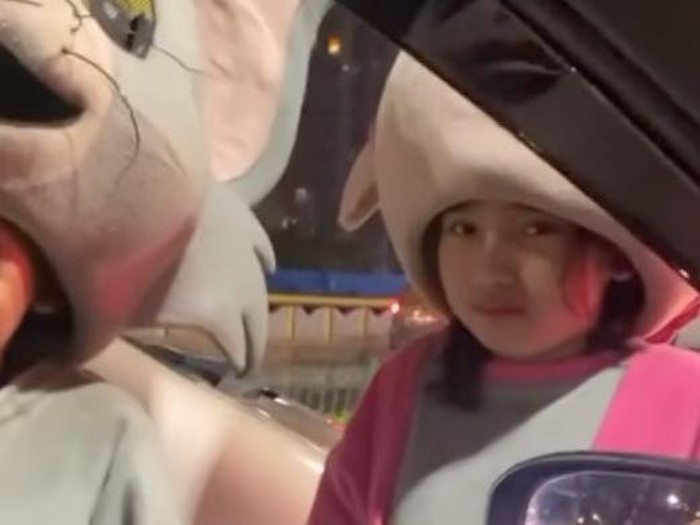 Elin, pengamen badut cilik yang viral berwajah cantik Elin, pengamen badut cilik yang viral berwajah cantik
