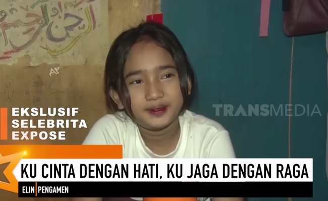 Sosoknya viral sampai ada yang mau mengadopsi, Elin mengaku hal itu bukan pertamakalinya terjadi. Dia mengaku kerap mendapat komentar serupa saat mengamen di jalanan. Namun Elin mengaku tak langsung percaya dengan pihak-pihak yang ingin mengadopsinya. Foto: Dok. SELEBRITA EXPOSE Trans7