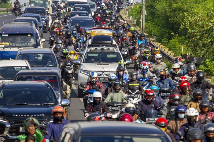 Jalur Pantura Karawang menuju Jakarta terpantau padat kendaraan di puncak arus balik lebaran 2022. Antrean panjang kendaraan terlihat di jalur itu. Ini fotonya.