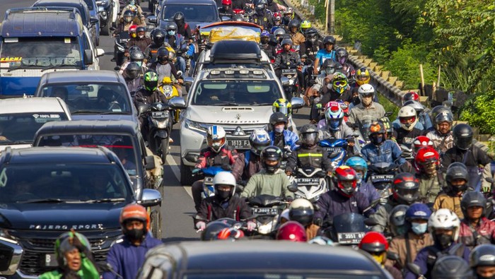 Jalur Pantura Karawang menuju Jakarta terpantau padat kendaraan di puncak arus balik lebaran 2022. Antrean panjang kendaraan terlihat di jalur itu. Ini fotonya.