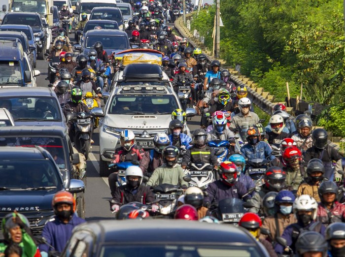 Jalur Pantura Karawang menuju Jakarta terpantau padat kendaraan di puncak arus balik lebaran 2022. Antrean panjang kendaraan terlihat di jalur itu. Ini fotonya.