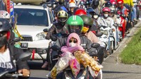 Selain jalan tol, jalur Pantura juga merupakan salah satu jalur yang kerap dilintasi para pemudik mobil dan motor. Pada H+5 Lebaran, arus lalu lintas di jalur Pantura Karawang menuju Jakarta terpantau padat.