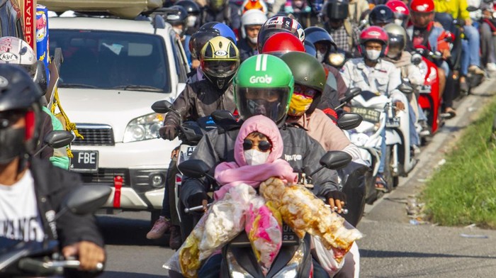 Jalur Pantura Karawang menuju Jakarta terpantau padat kendaraan di puncak arus balik lebaran 2022. Antrean panjang kendaraan terlihat di jalur itu. Ini fotonya.